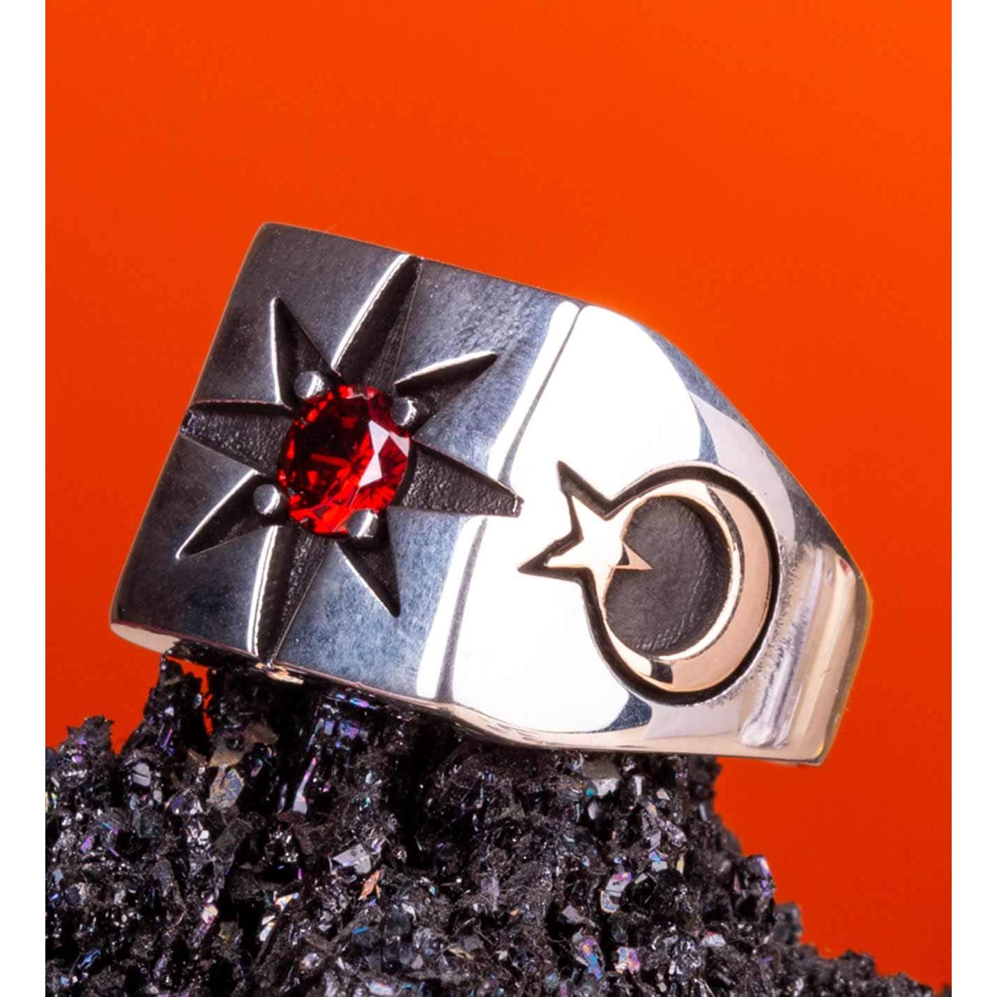 

Серебряное кольцо с красным камнем и узором «Полярная звезда и лунная звезда»