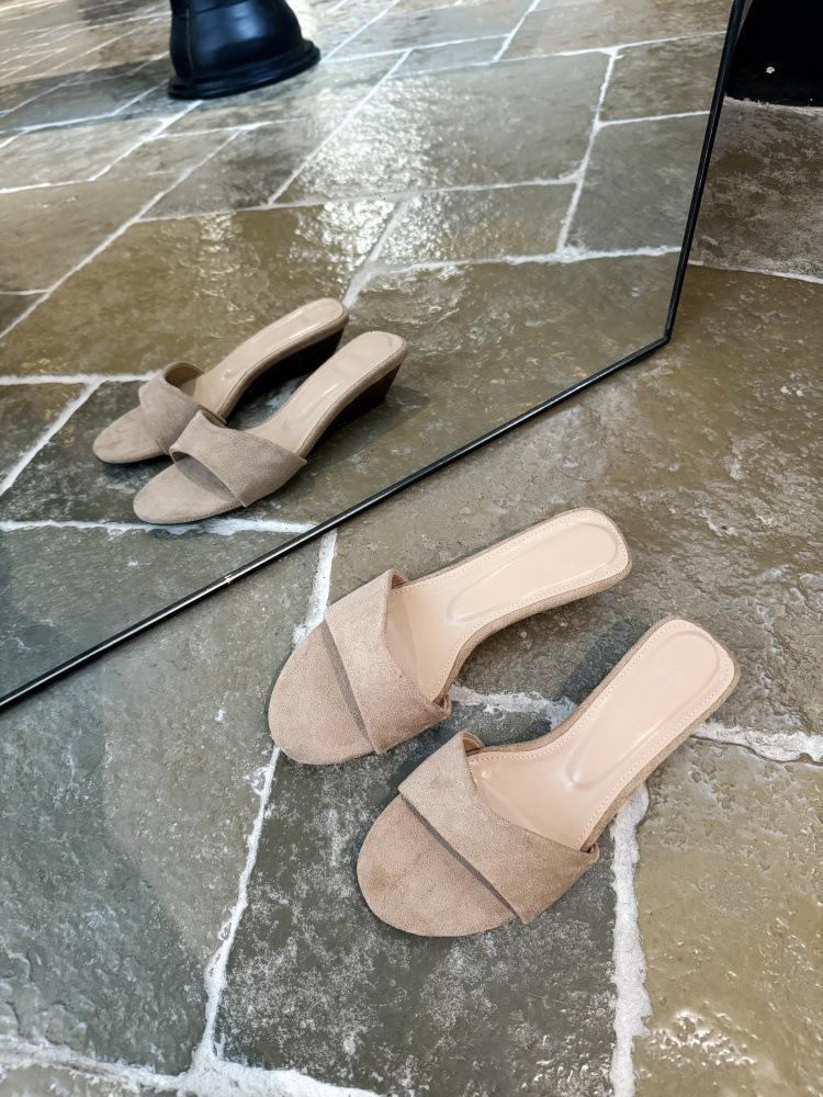 2025 New French Minimalist Wind Slope Heel One-word Drag Women's Summer Outer Wear Daily Commute Low Heel Drag Small Sandals