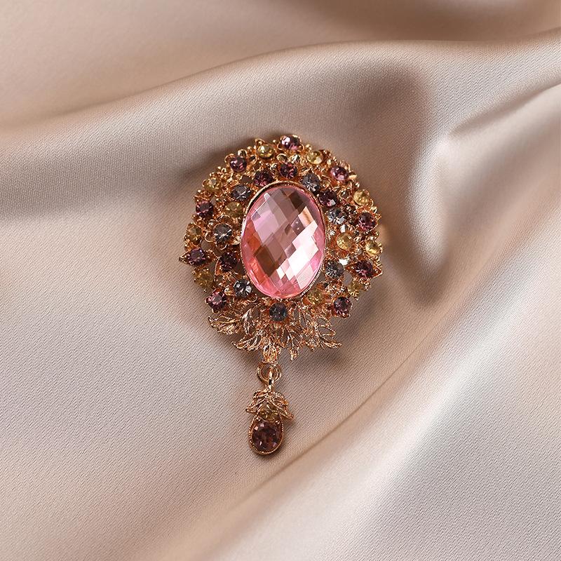 Retro Alloy Glass Brooch, A High-end, Light Luxury and Niche Brooch for Women, with Elegant Floral Corsages