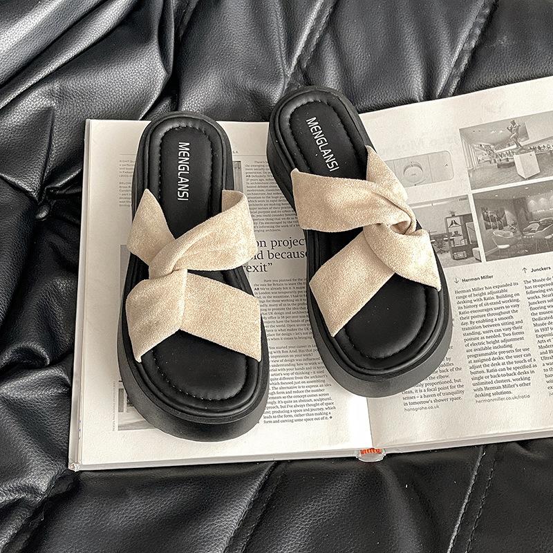 

Cross cool slippers are comfortable at home and wear thick soles to increase the height of 2025 new muffin beach sandals super fire one-word drag 40 бежевый