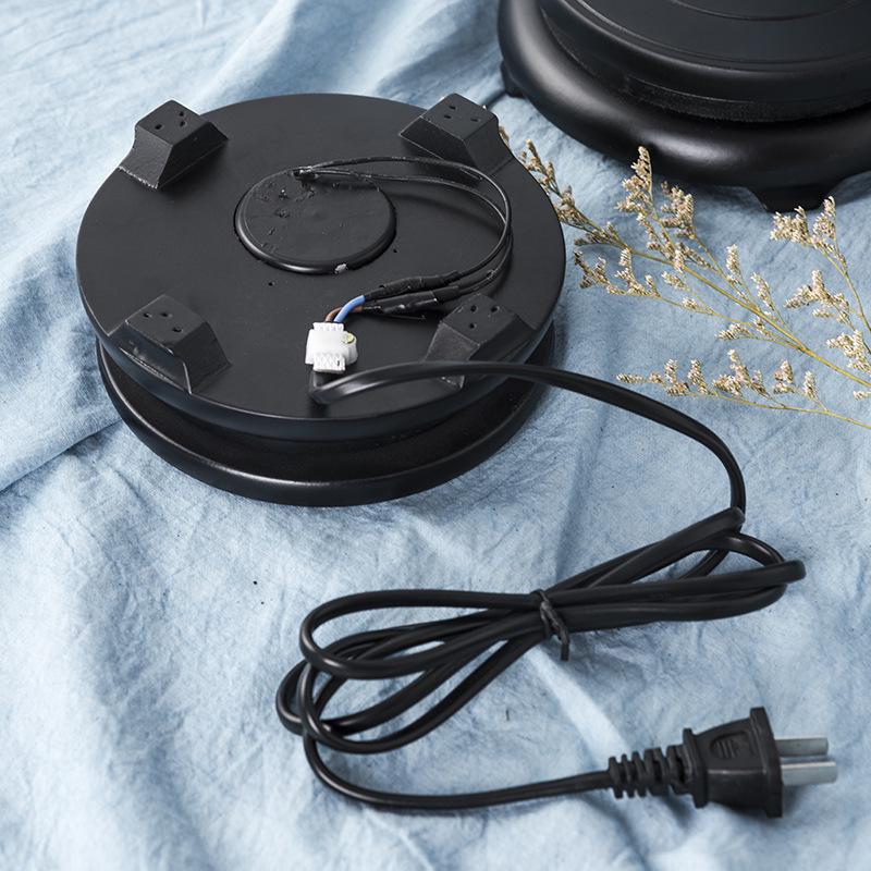 Automatická otočná dřevěná základna pro vyřezávané poklady a ozdoby