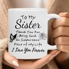 Eine Keramiktasse mit dem Titel 'Für meine Schwester' - Ein bedeutungsvolles Geschenk mit einer aufmunternden Botschaft, mit weißem Korpus und schwarzem Henkel