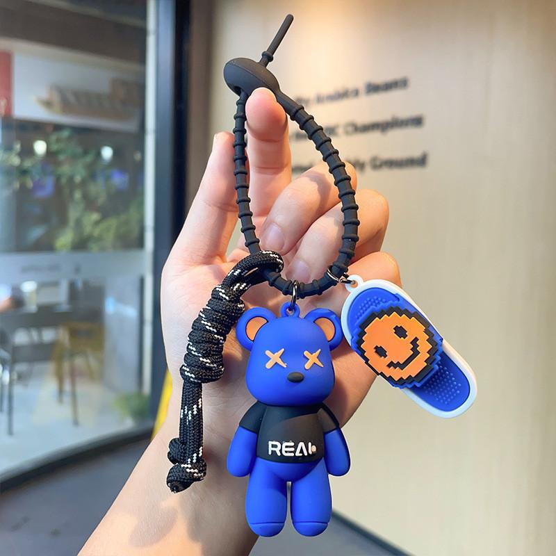 

Очаровательный брелок в виде медвежонка с разноцветными тапочками, идеально подходящий для пар и друзей синий