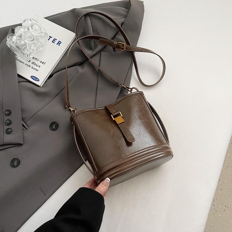 Bucket bag women's 2025 new bag women's autumn and winter high-end underarm women's bag niche white shoulder messenger bag