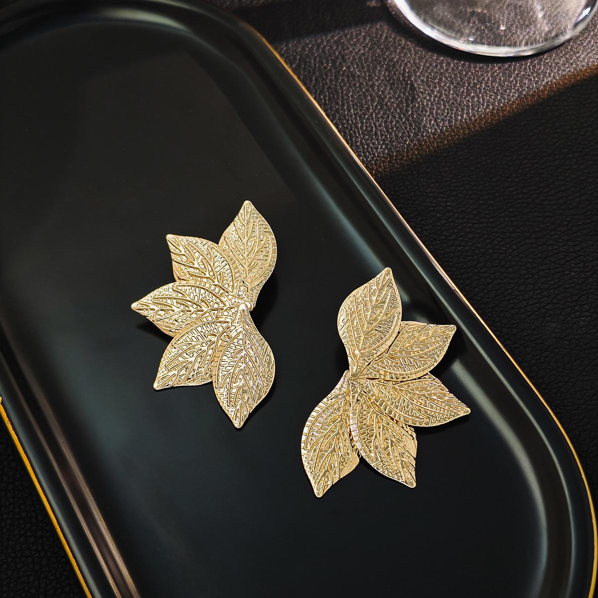 

Gold Color Exaggerated Vintage Style Earrings Made of Metal Delicate Textured Leaf Geometric Irregular Earring Women Y2k Zircon