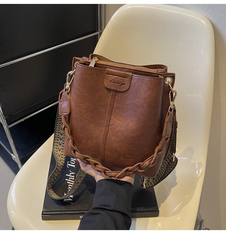 Versatile Bucket Bag Autumn and Winter Retro Women's Bag 2025 New Niche Design Broadband Messenger Bag Shoulder Bag