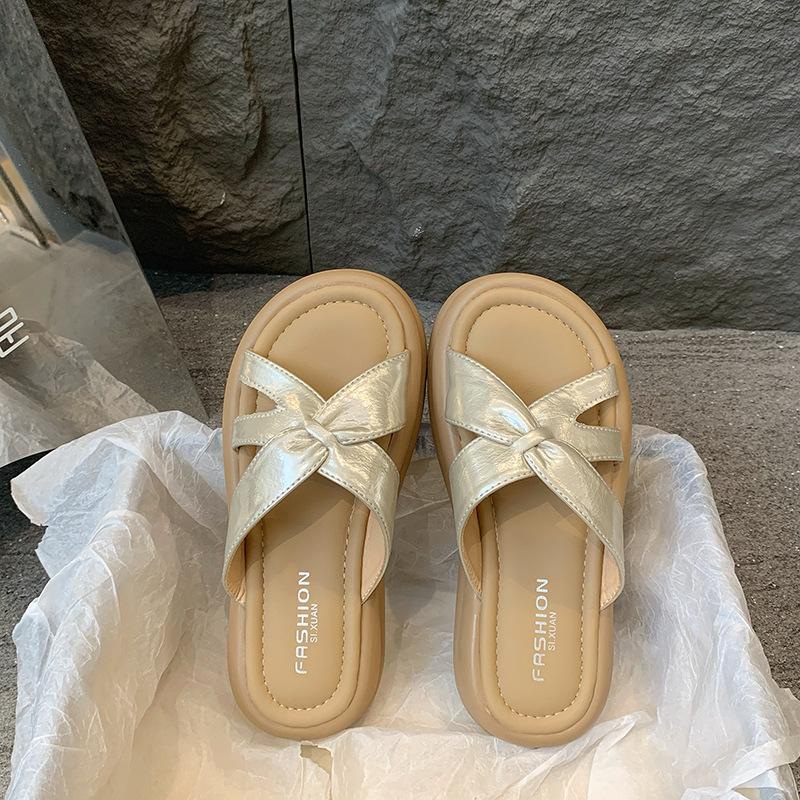 Wear thick-soled cool slippers for women's 2025 summer new models with skirts, shoes are fashionable, simple and not tired, French one-word drag