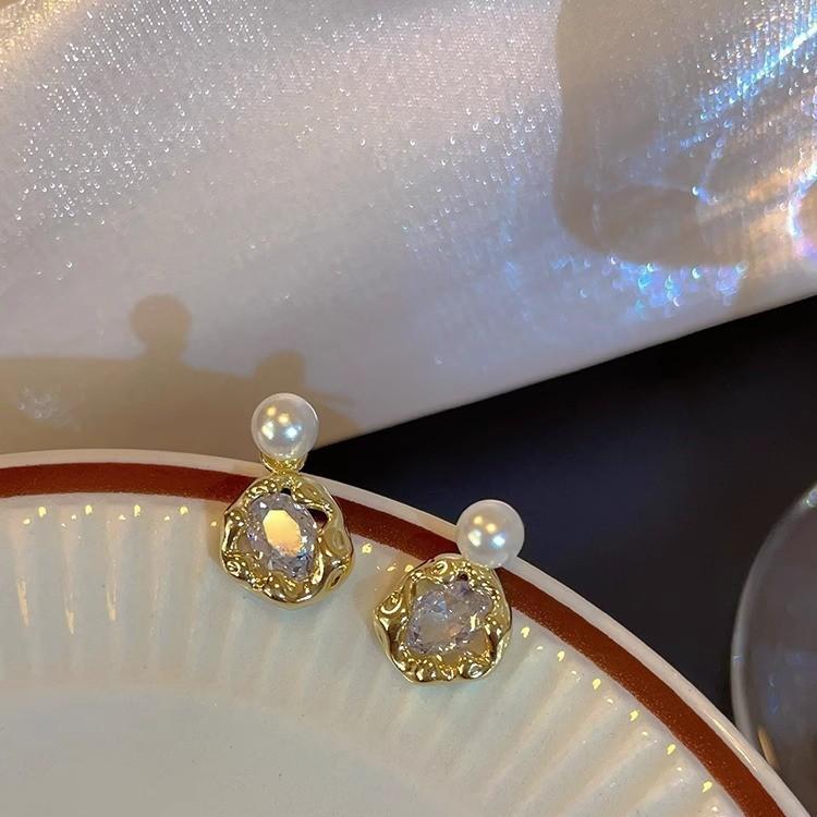 Small, Exquisite and Simple Zircon Stud Earrings for Women's High-end Temperament Earrings for Women's New Popular Earrings.