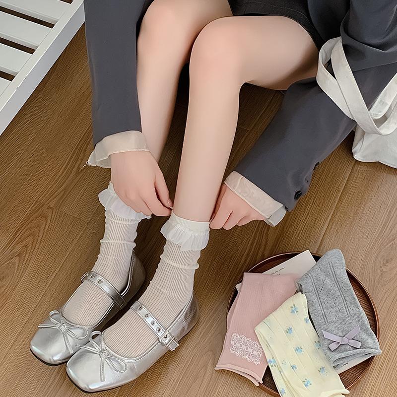 Ladies Spring and Summer Thin Literary Small Flowers Sweet Bow Boneless Curled Rim In The Tube Stack Socks