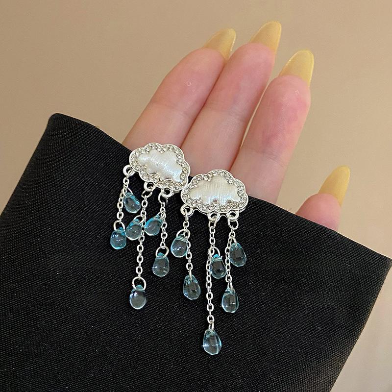 

Оригинальный дизайн, индивидуальность, инкрустация стразами, облака, капли воды, длинные кисточки и милые серьги, женские