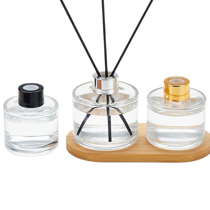 Cylindrical Glass Aromatherapy Bottle: Flameless Rattan Diffuser and Fragrance Ornament.