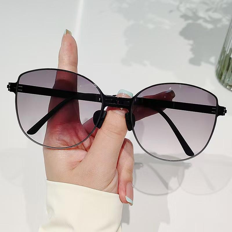Gradient Large Frame Metal Sunglasses - Light, Foldable, High-End Style, Influencer Inspired.