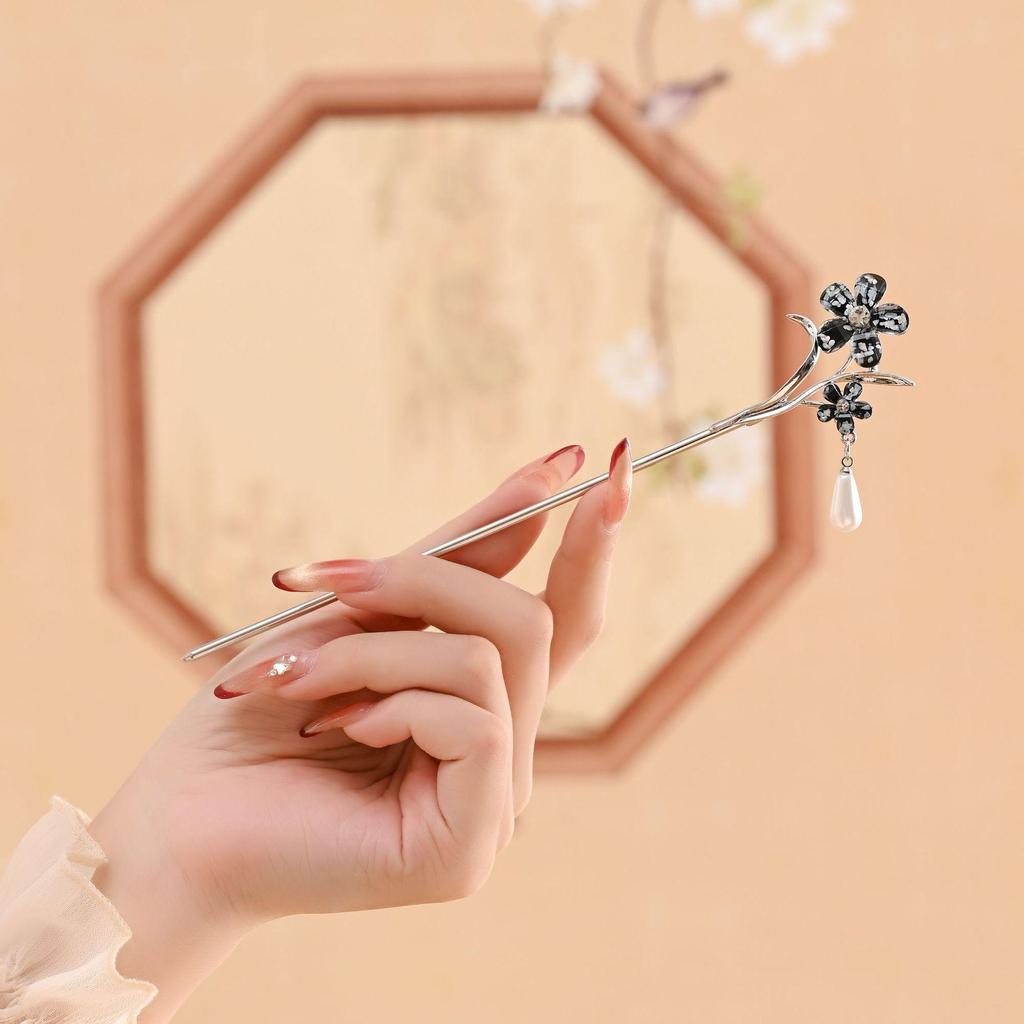 Vintage Butterfly Flower Tassel Hairpin for Qipao and Hanfu - Alloy Buyao Hair Accessory for Women