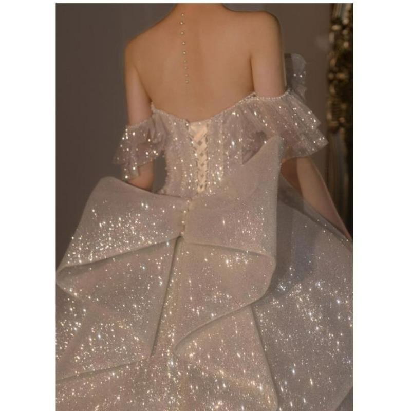 Luxuriöses Schulter-Hochzeitskleid mit großem Schmetterling Neues Brautkleid Perlenbesetztes Glitzerkleid