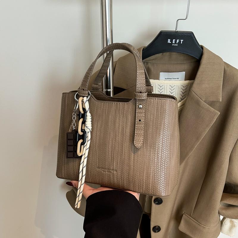 This year's popular bags women's 2025 new autumn and winter retro versatile shoulder messenger bag Korean version portable bucket bag