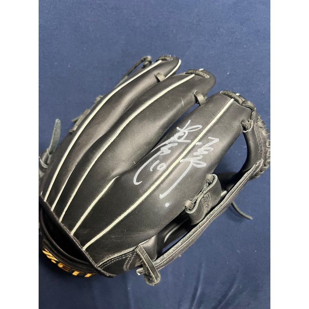 Used Gloves ZETT autographed