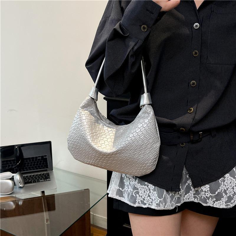 Casual Retro Solid Color Large Capacity New Fashion Woven Pattern Commuting Crescent Armpit Shoulder Bag