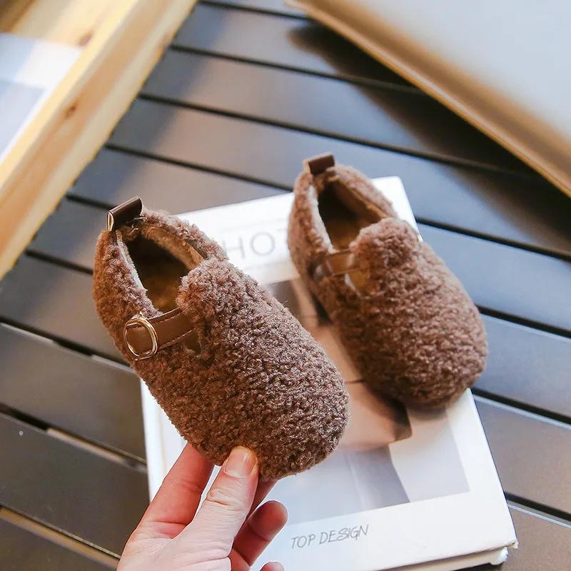 

Детская обувь принцессы для зимы, мокасины для девочек, теплые, нескользящие, 2024, новые модные шикарные детские туфли на плоской подошве, однотонные, универсальные 21 коричневый