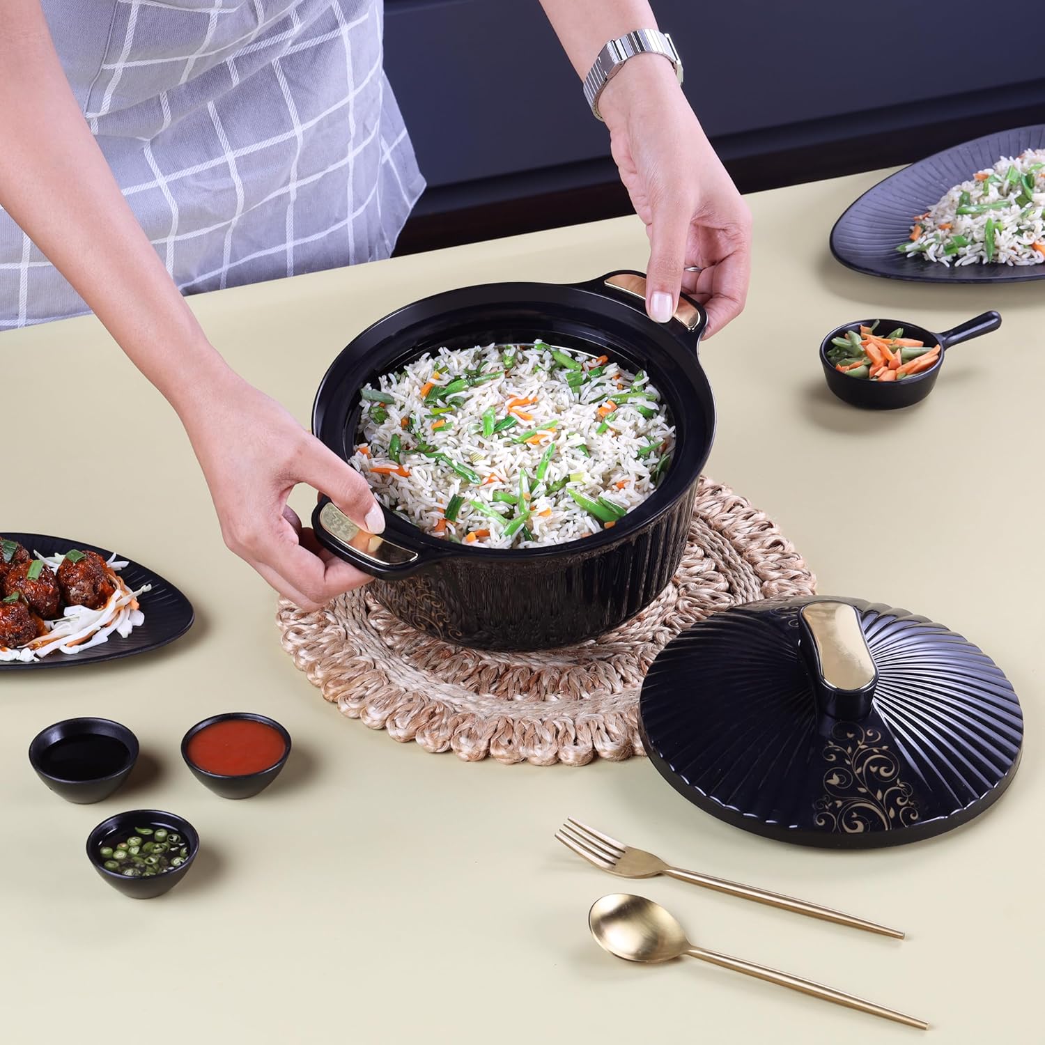 

Изолированная стальная кастрюля с крышкой с поворотным замком для подачи горячих блюд | 1250 мл черная миска с ручкой | Элегантная подогреватель для еды