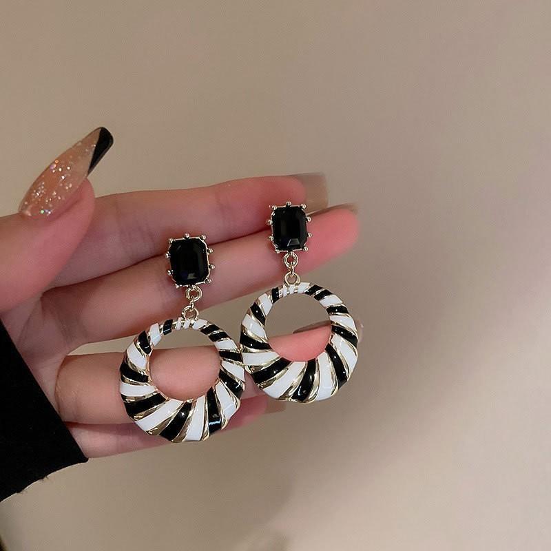 

Exaggerated design black and white contrasting striped earrings women s light luxury high-end Hong Kong style geometric circle earrings retro earrings 925 silver needle