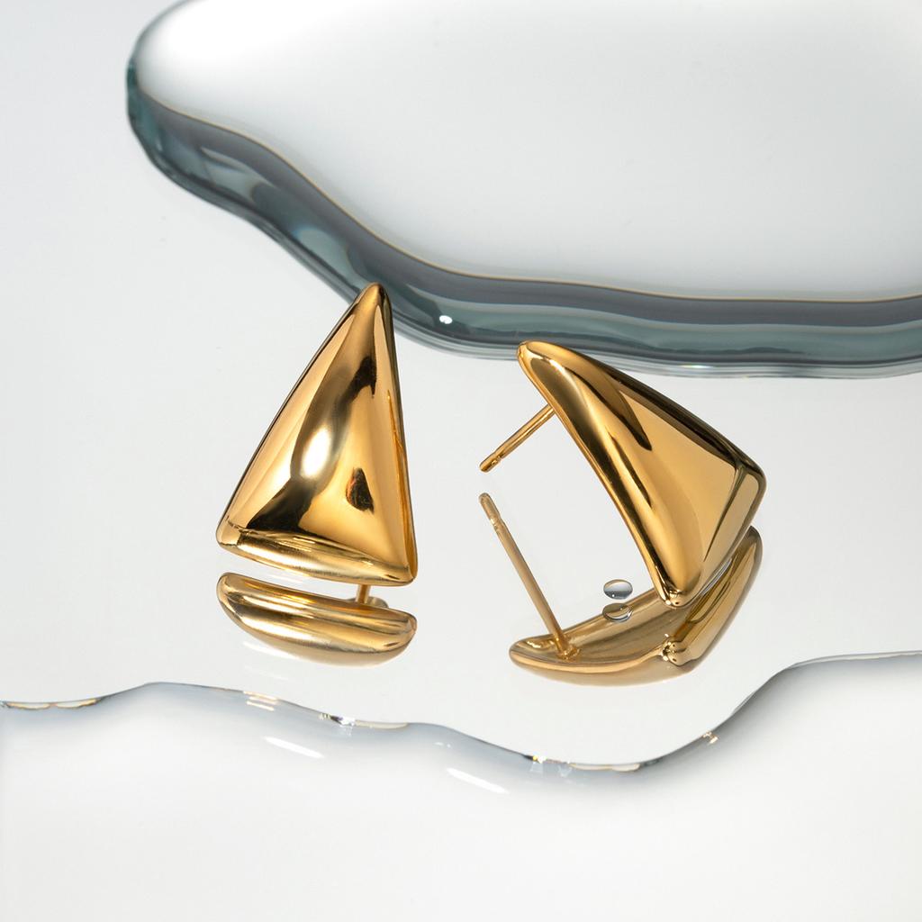 Smooth Triangular Earrings with Golden Texture, Women's Exclusive High-end Jewelry, Anti Discoloration and Texture, Versatile Earrings for Daily Use.