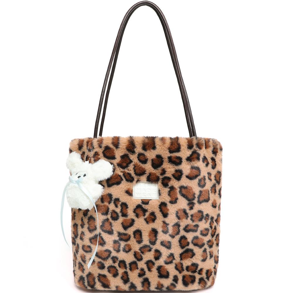 The Niche Design Atmosphere of The Furry Bag, Retro Single-shoulder Bag and Bucket Bag