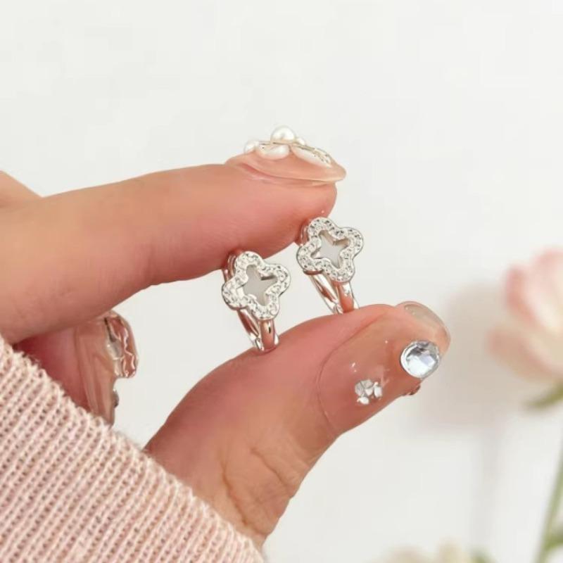 Cold wind simple hollow flower ear buckle light luxury niche design high-end earrings exquisite fashion temperament earrings