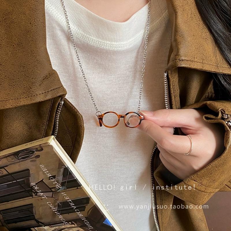 

New Creative Personality Mini Glasses Pendant Necklace for Men Women Autumn Winter Neck-hanging Decorative Collar Chain Jewelry янтарь