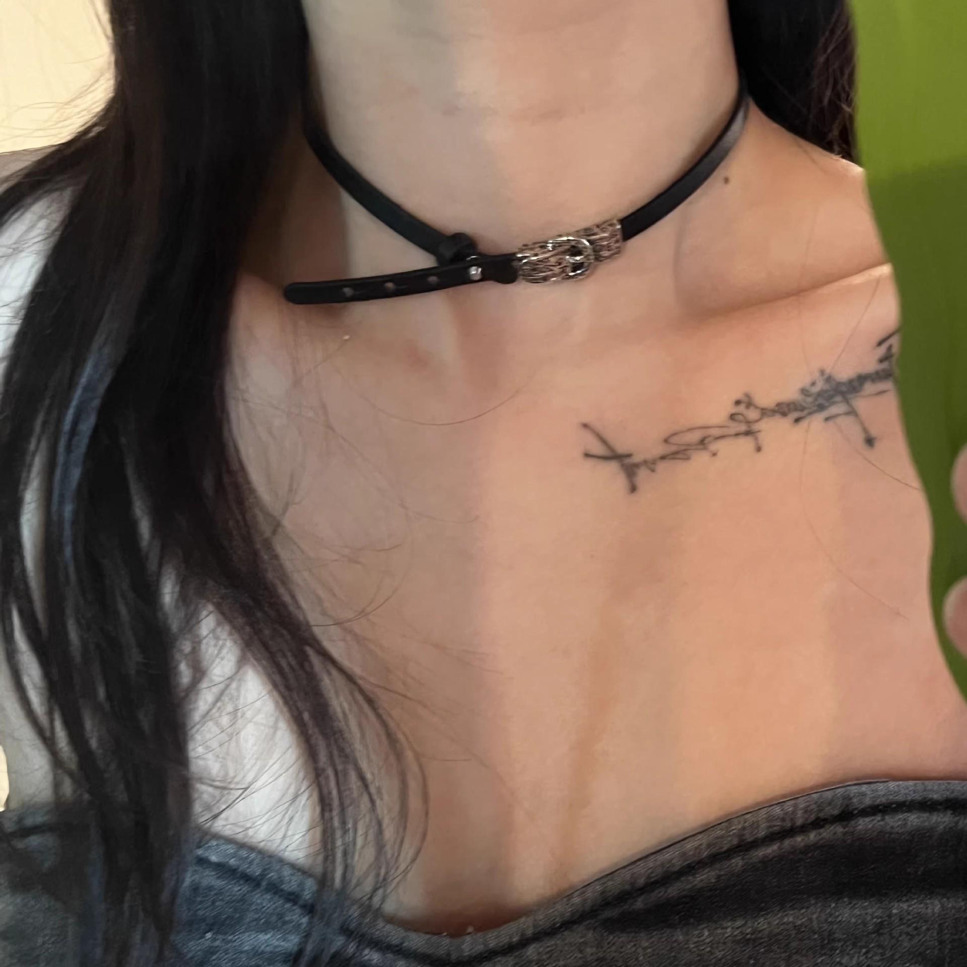 

Крутой колючий чокер с заклепками: Роскошные украшения в стиле Y2K из темной серии (Дизайн 2025 года)