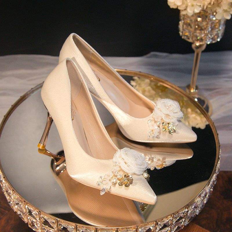 Champagnerfarbene Satin-High Heels Damen Hochzeitskleid Brautschuhe Chinesische Bühnenkleidung Hochzeitsschuhe dünner Absatz spitz zulaufende Einzelne Schuhe Brautschuhe