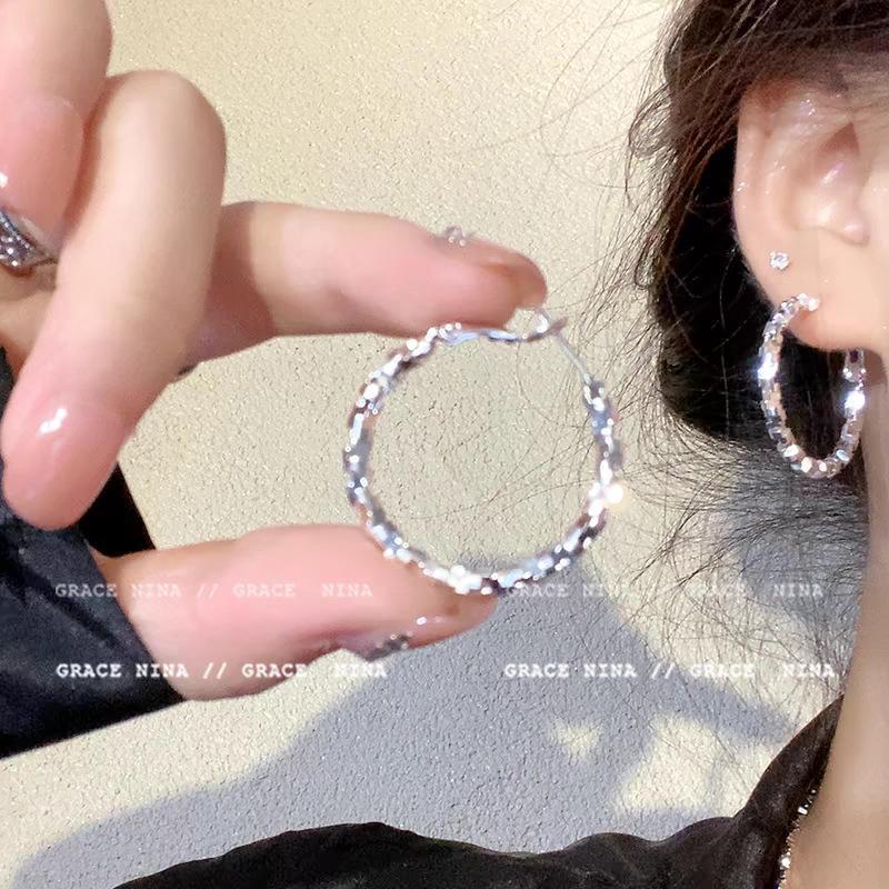 

Элегантные серьги-кольца неправильной формы для женщин – Уникальный дизайн высокого класса, Коллекция 2025 null