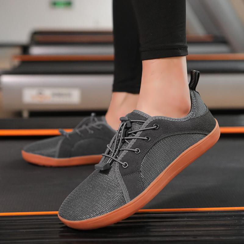 

Кроссовки мужские новые с широким носком спортивные на открытом воздухе беговые мягкие на шнуровке сетчатые тренировочные нескользящие удобные повседневные туфли 35