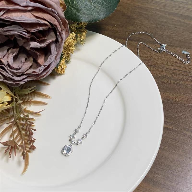 Sugar Square Diamond Necklace for Girls, Light Luxury Niche Design, High-end Pendant for Mother Gift, Valentine's Day for Girlfriend