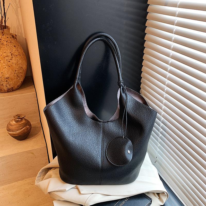 

Премиальная сумка женская новая модная большая вместительная сумка-тоут под мышкой летняя универсальная сумка на плечо чёрный