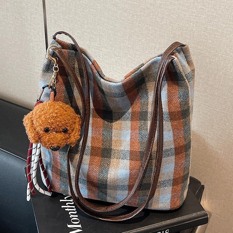 

Большая вместительная плетеная сумка осень-зима новая модная сумка-тоут для женщин осень-зима универсальная сумка-ведро на одно плечо