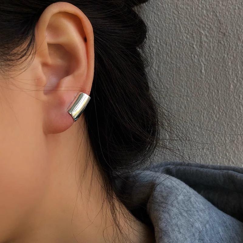

SRRMHYNS Silver Plated Glossy Long Tube Ear Clip New Trendy Original Niche Premium Sensing Ear Bone Clip