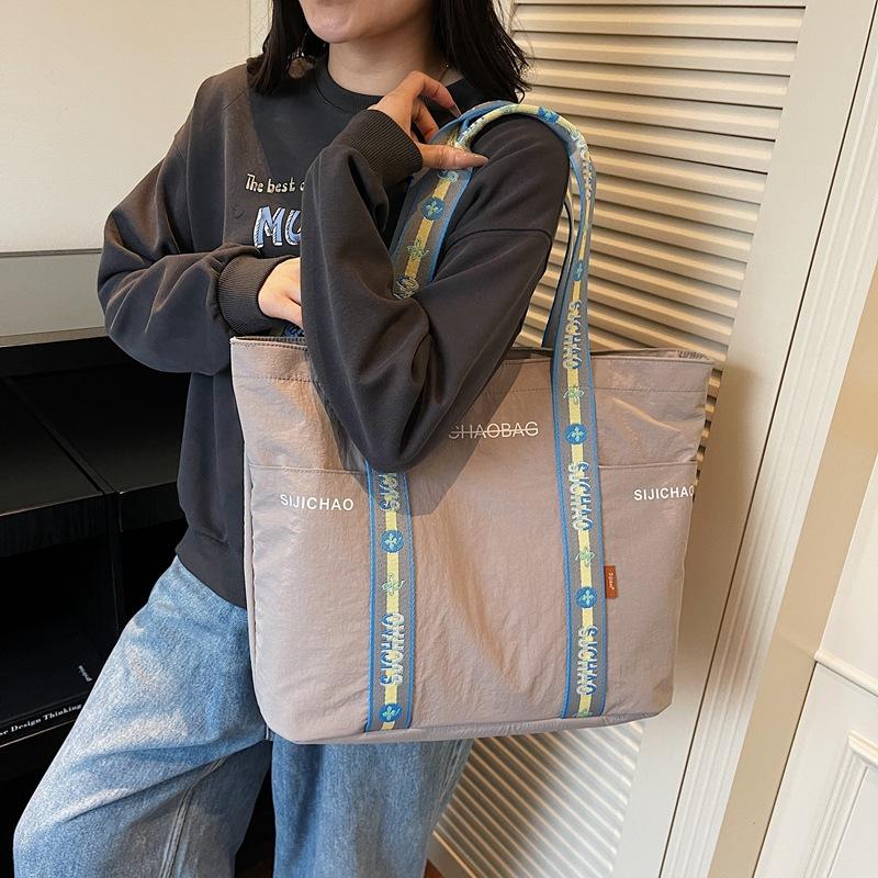 Casual Large-capacity Canvas Bag Women's Fashion Shoulder Commuter Tote Bag Versatile Class Tote Bag