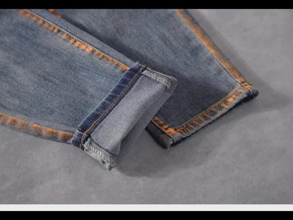 Leichte Luxus-Slim-Fit-Jeans im koreanischen Stil für Herren mit Farbdruck – trendige Freizeithose mit dünnem Design.