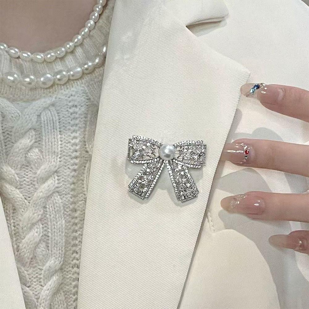 Vintage Pearls Brooches Rhinestone Decoration Brooches Waist Fastening Pins  Women Dress Decoration