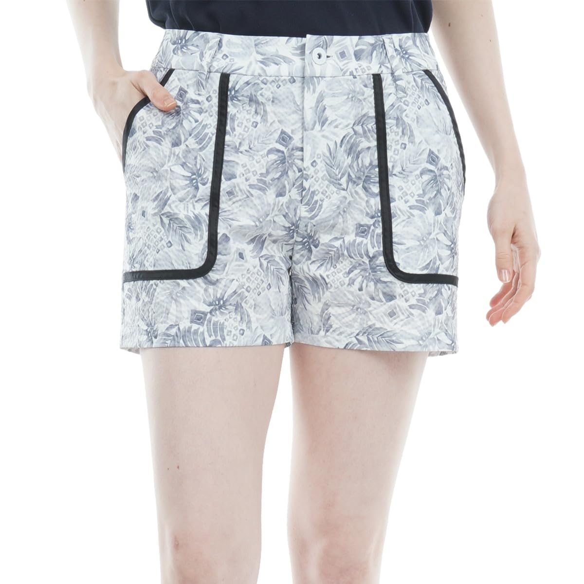 

Женские гольф-шорты Admiral Golf из белого сирсакера с принтом листьев