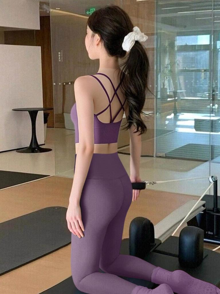 Ohromující červená sportovní podprsenka na jógu s elegantním designem zad, ideální pro Pilates a fitness oblečení