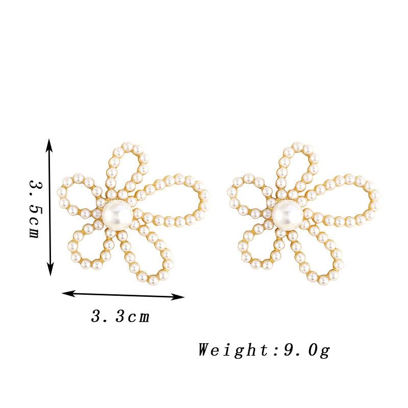 

Irregular Hollow Out Flower Earrings for Women Full of Mini Imitation Pearl Beads Stud Earrings Wedding Party Elegant Zircon
