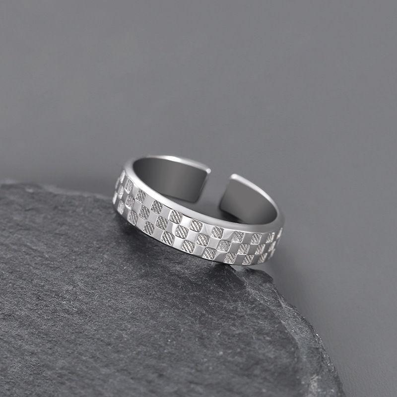 Minimalist Möbius Strip Ring for Men, Trendy High-End Feel, Index Finger Couple Rings for Women, Niche Design, Titanium Steel, Non-Fading