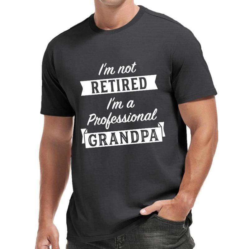 Europäische Größe I'M NOT RETIRED Aufdruck Herren Rundhals Kurzarm T-Shirt Mode Regular Fit T-Shirt Top für Frühling Sommer Urlaub Freizeit Urlaub