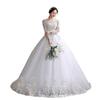 Elegantes schulterfreies Satin-Hochzeitskleid mit kleiner Schleppe und Prinzessinnenärmel-Detail Braut