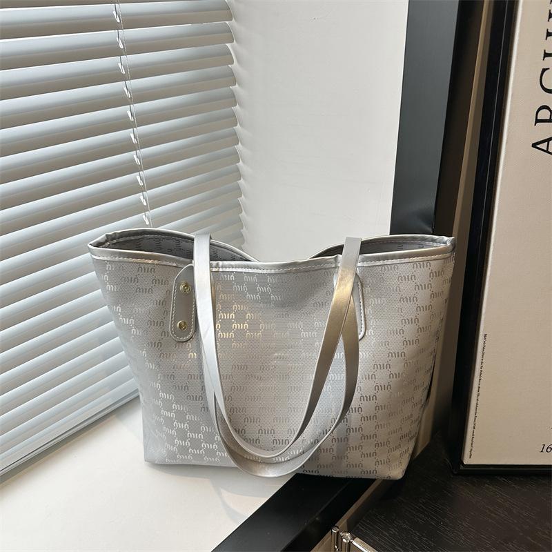 

Tote bag large-capacity women s bag 2025 simple commuting fashion foreign-style shoulder handbag new PU texture big bag серебряный