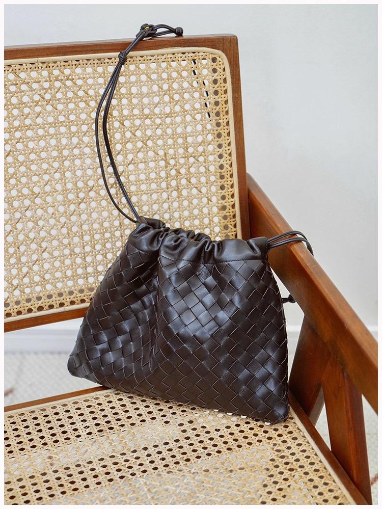 

2024 Новая сумка через плечо BV Woven Sheepskin Cloud: Универсальный, модный и популярный стиль с завязками шоколадный коричневый