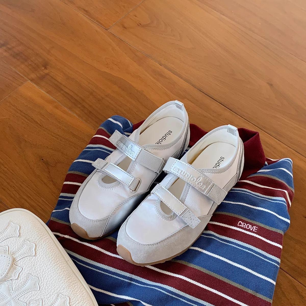 

European Station 2025 Spring New Color Matching Flat-bottomed Sports Mary Jane Shoes Women s Niche Velcro Soft-soled Light-mouth Single Shoes 40 серебряный