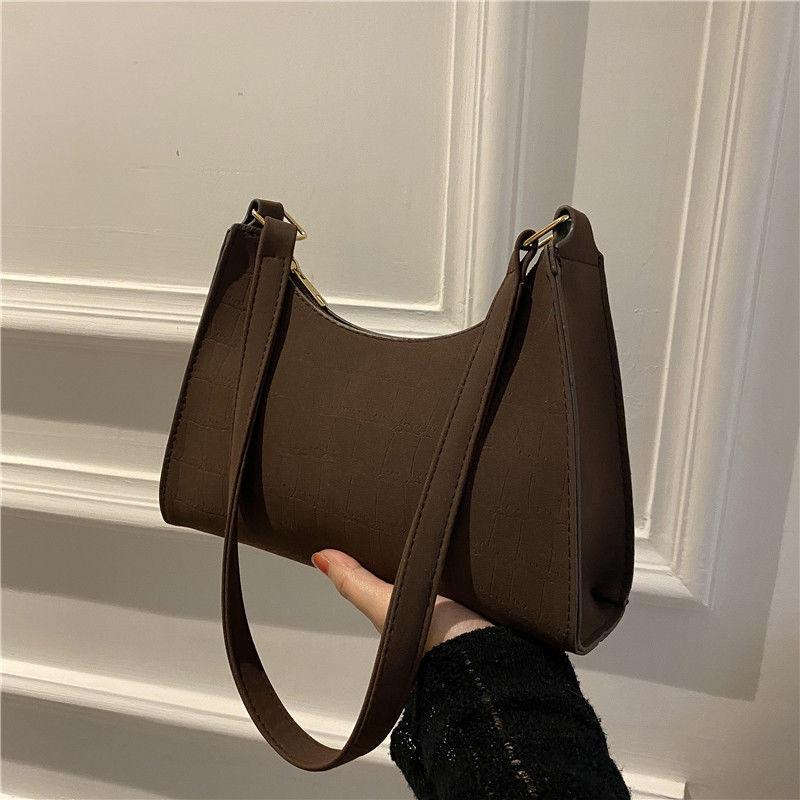 

Высококлассный нишевый дизайн ретро матовая сумка-багет под мышкой женская 2025 новая осенне-зимняя темпераментная универсальная сумка-мессенджер темно-коричневого