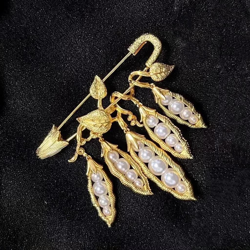 Broche à pompon Gousse de pois perle dorée: Épingle Rétro Élégante pour la Mode Féminine